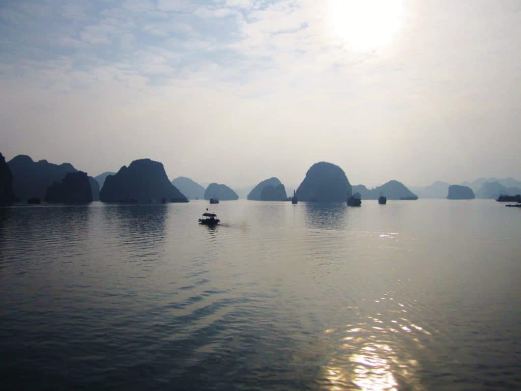 ha long bay cruise for backpackers