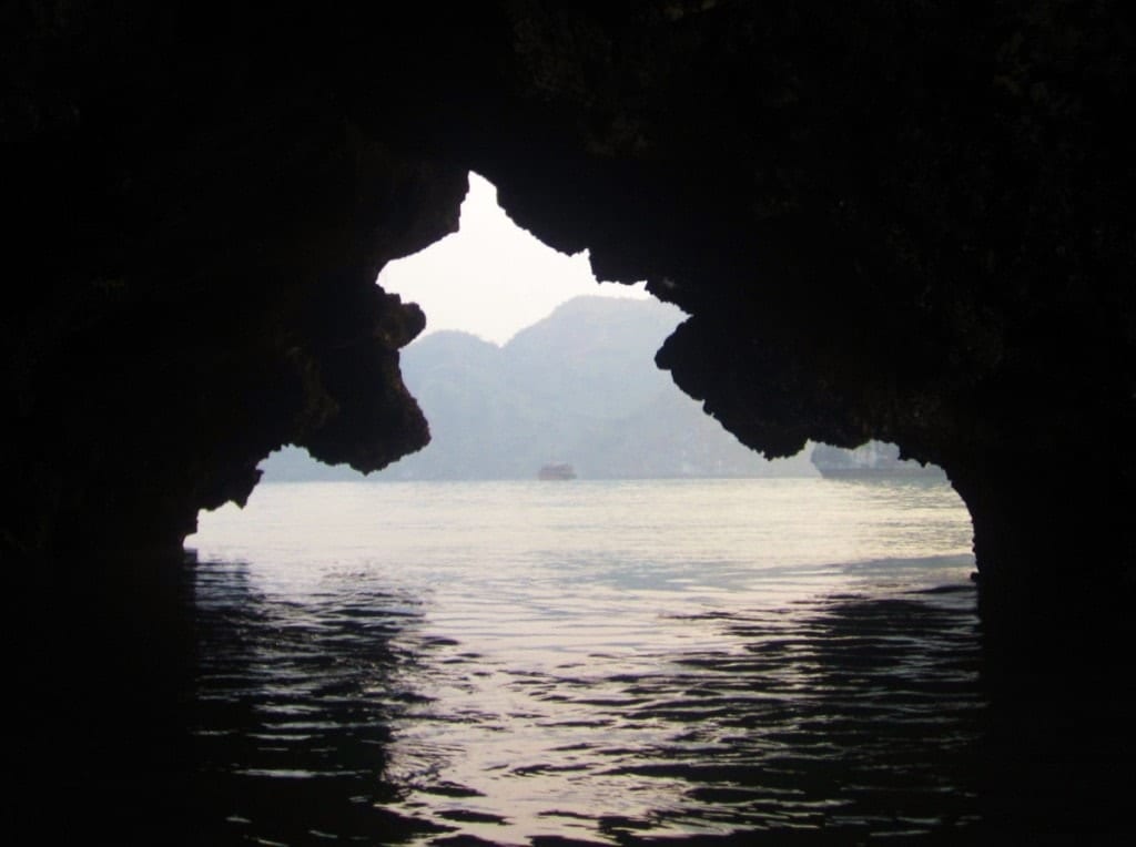 ha long bay cruise for backpackers