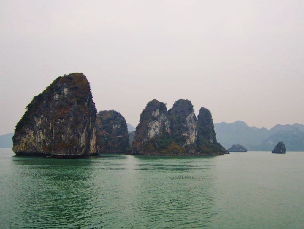 ha long bay cruise for backpackers
