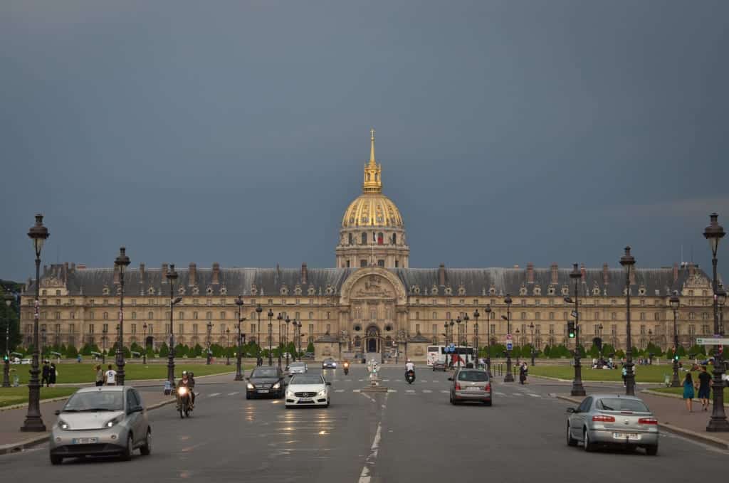 travel alone paris