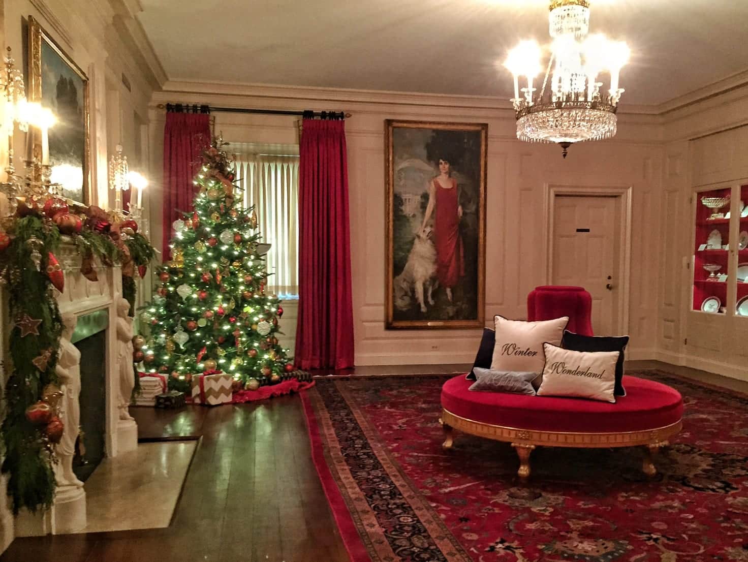 can you tour the white house during christmas