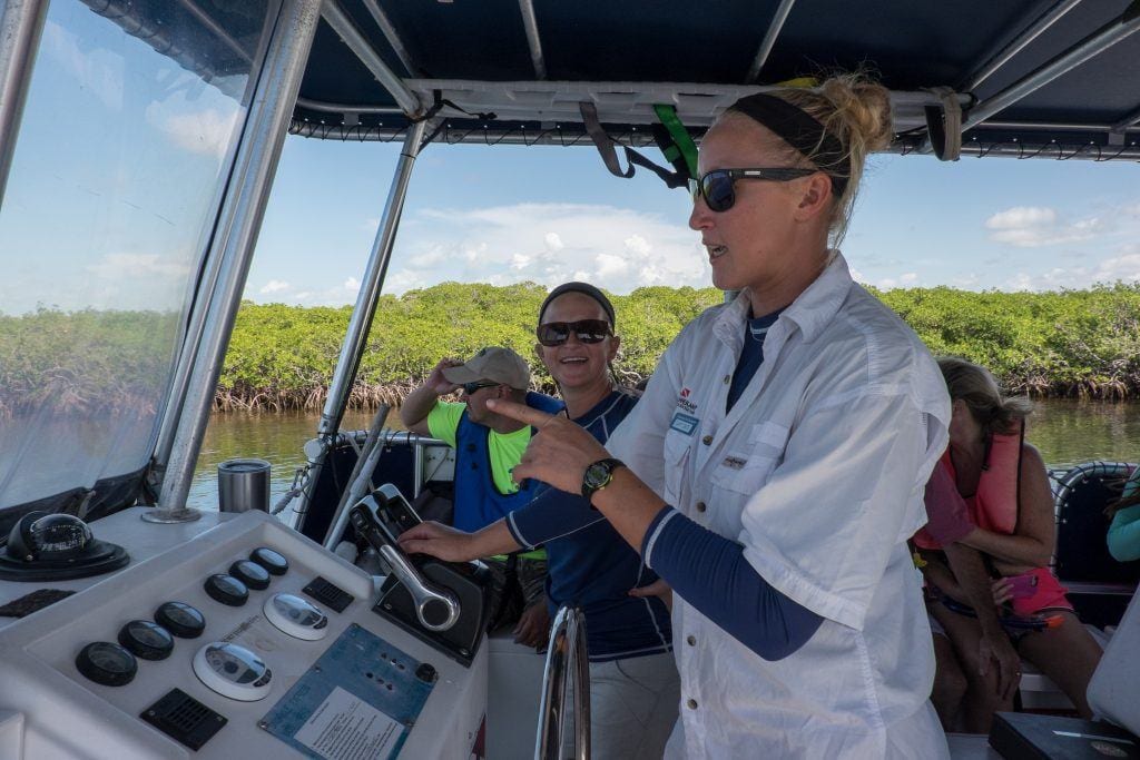 Trois femmes au volant d'un bateau dans les Keys de Floride