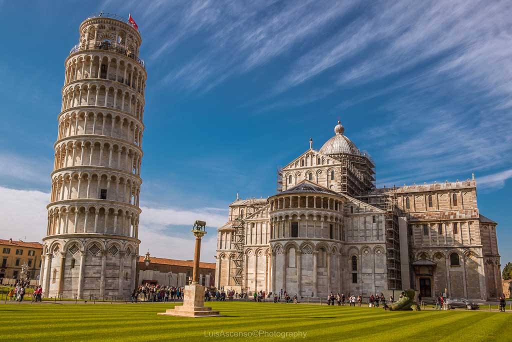 The Leaning Tower of Pisa on a bright, sunny day.