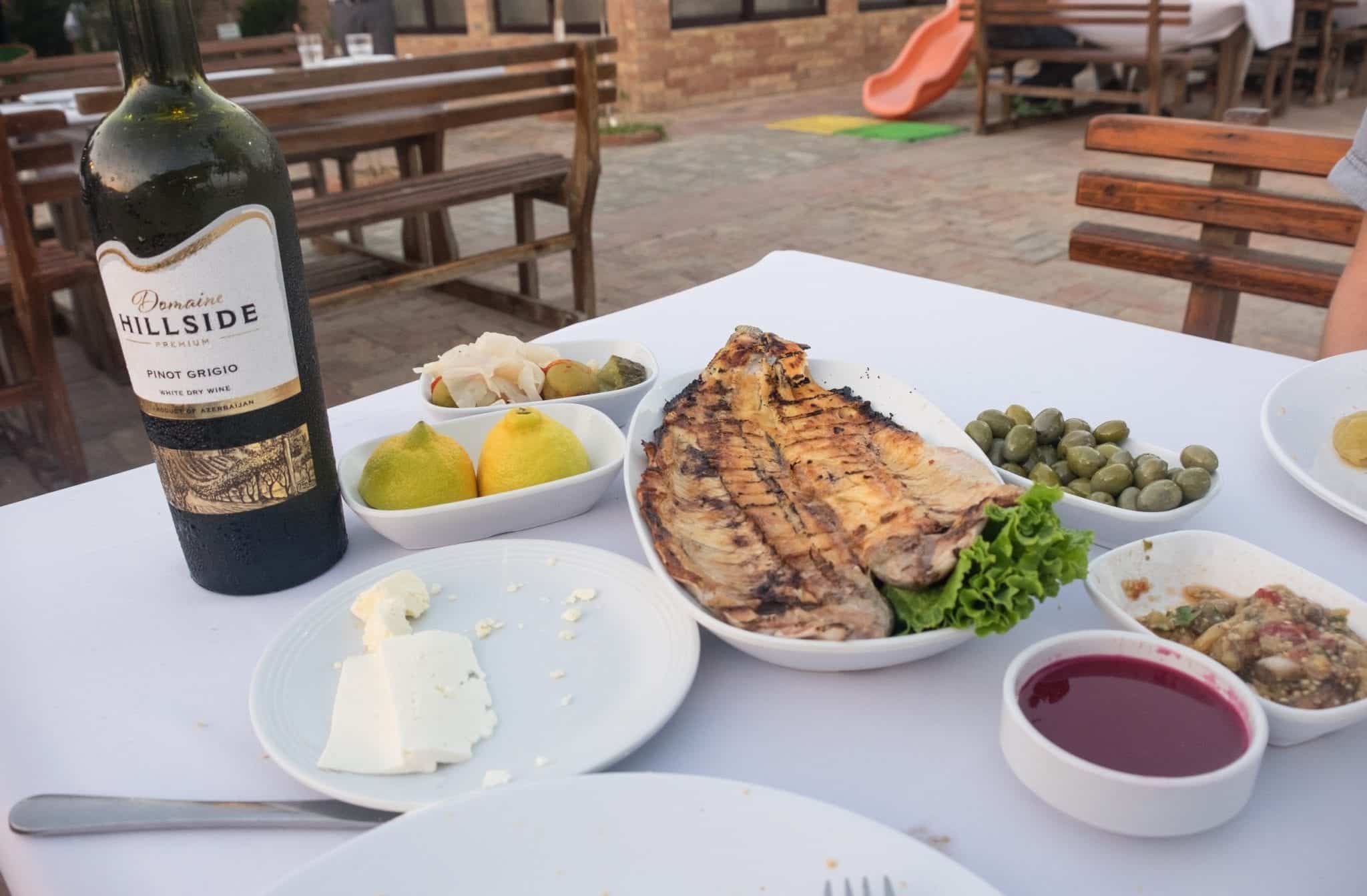  Un pasto a Derya Fish house: pesce, vino, e diversi piatti di verdure e pane.