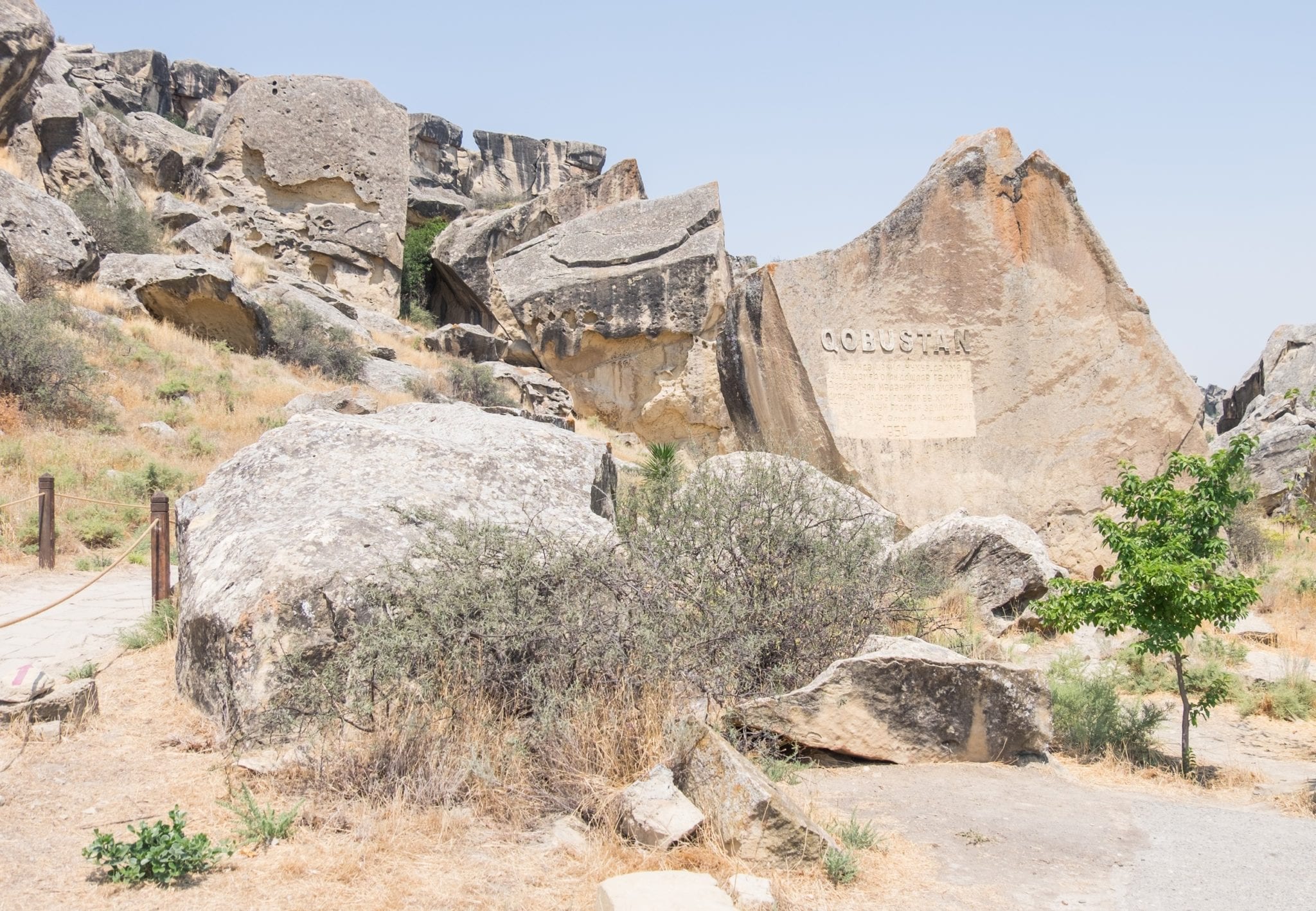  L'ingresso roccioso ai petroglifi di Qobustan.