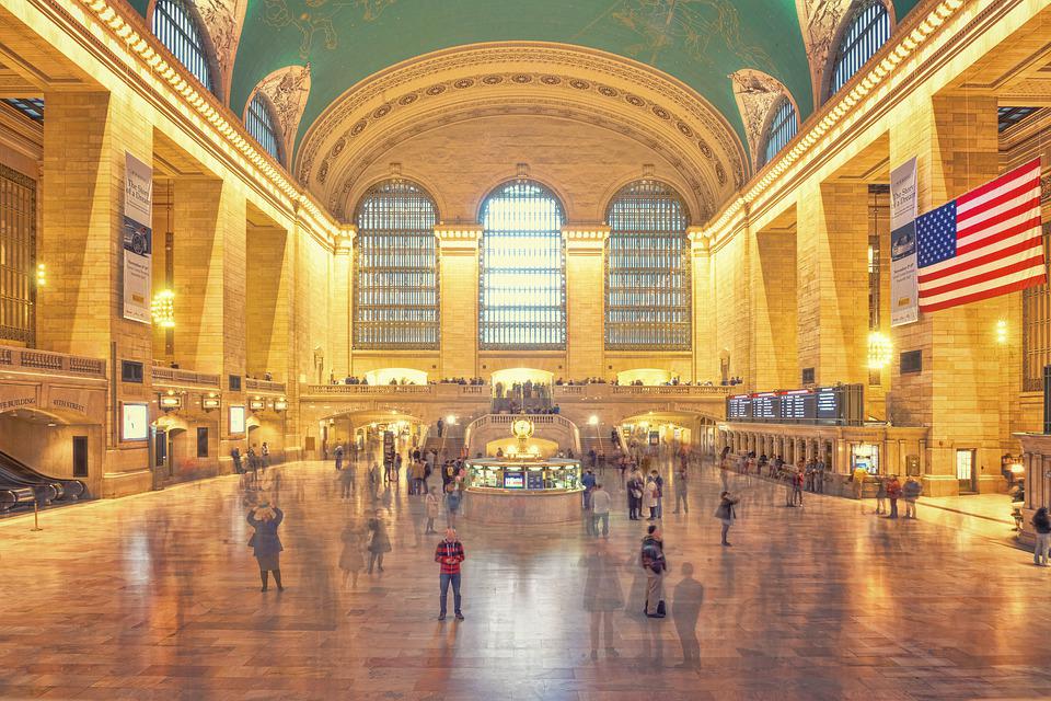 People wandering through Grand Central Station