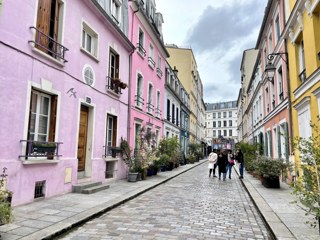 Rue Cremieux, une petite rue de Paris avec des bâtiments aux couleurs pastel vives.
