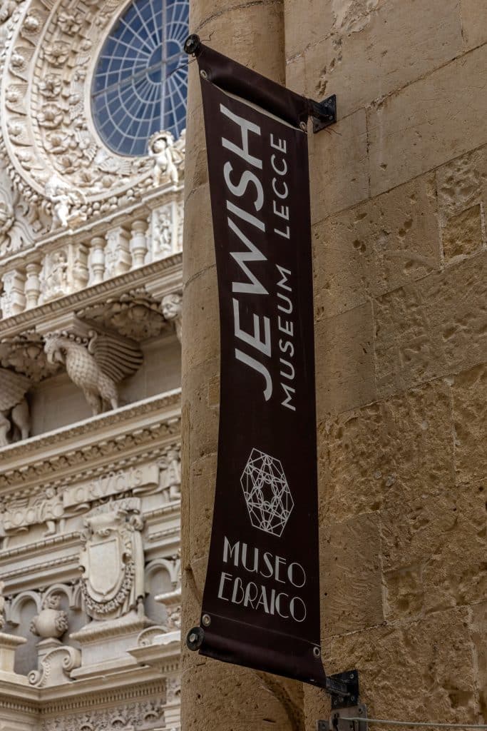 Un musée avec une bannière indiquant Musée juif de Lecce.