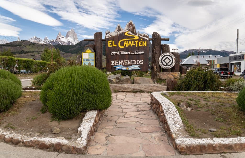 A sign reading El Chalten: Capital Nacional del Trekking. Bienvenido's.