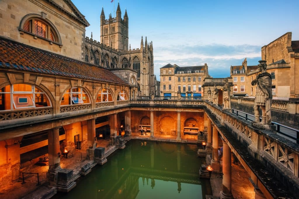 Pemandian Romawi kuno di Bath, Inggris, dikelilingi oleh arsitektur Georgia.
