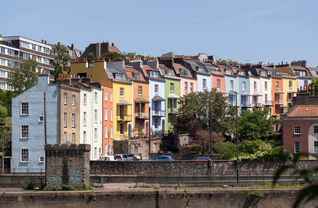 Rumah-rumah petak dicat warna-warna cerah di Bristol, Inggris.