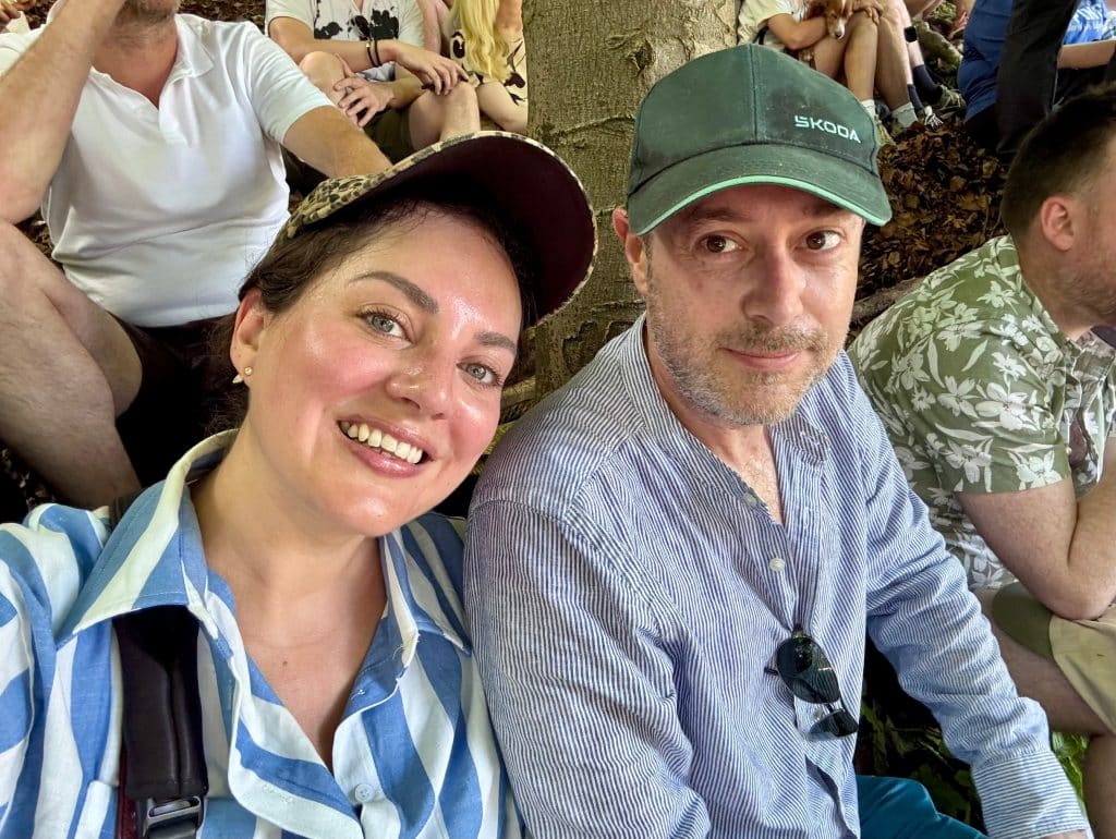 Kate dan Charlie mengambil selfie tersenyum, tampak berkeringat dan merah saat mereka baru saja mendaki bukit.