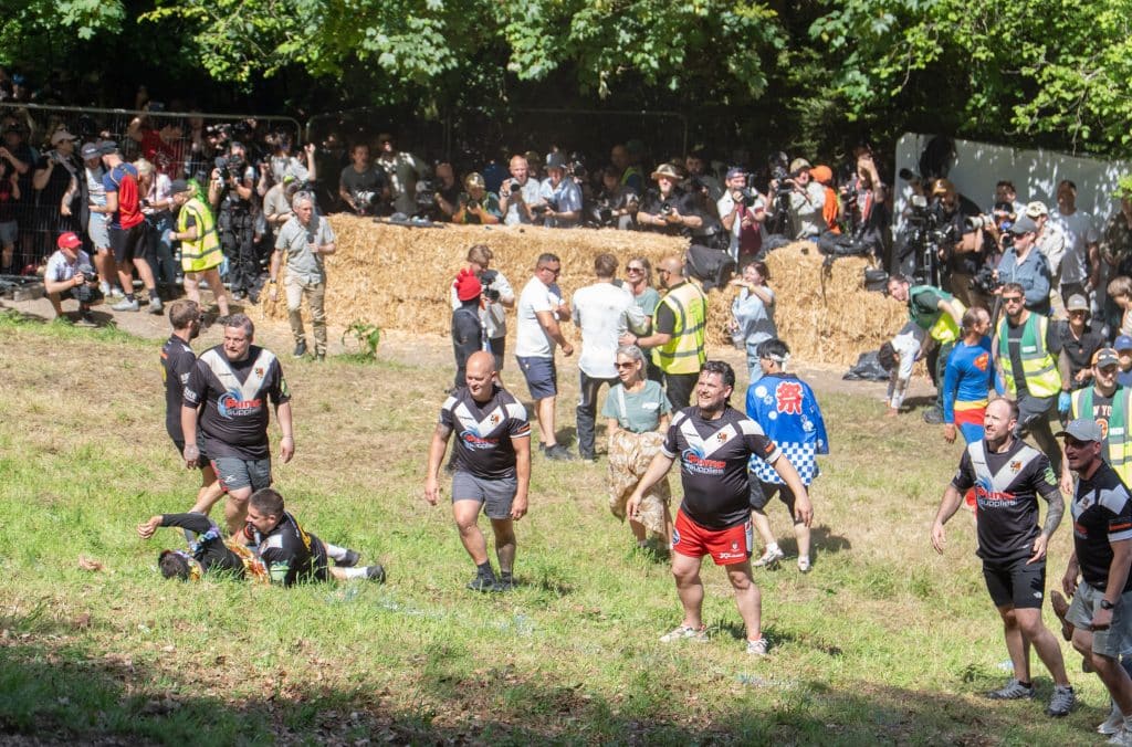 Sederet pemain rugby di garis finis bersiap mengejar semua orang.